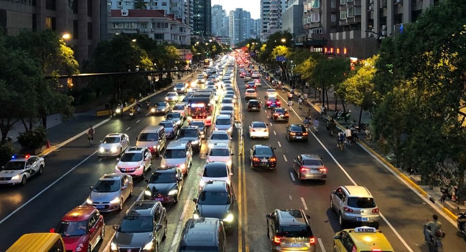 Exposure to typical levels of traffic-related air pollution can diminish brain function within hours, according to researchers at the University of British Columbia.