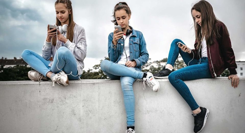 The US requires a warning label on social media platforms as they are significantly associated with “mental health harms” for adolescents, the United States Surgeon General, Dr Vivek Murthy wrote in an op-ed piece in the New York Times.