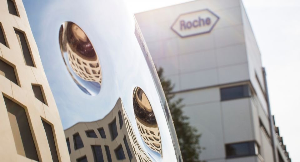 Swiss drugmaker, Roche, halted a lung cancer trial after it failed to meet the goal of progression-free survival compared to an existing treatment of Merck & Co.