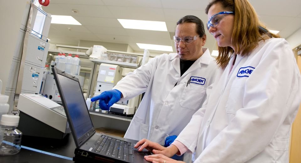 Amgen Inc.’s drug to treat advanced gastric cancer, in combination with chemotherapy, showed that people lived longer compared to chemotherapy alone, according to a company statement.