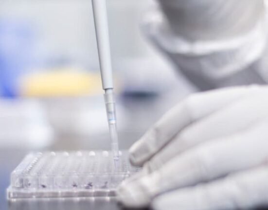 The US drug regulator approved Moderna Inc.’s respiratory syncytial virus vaccine for expanded use among people aged between 18 and 59 years.