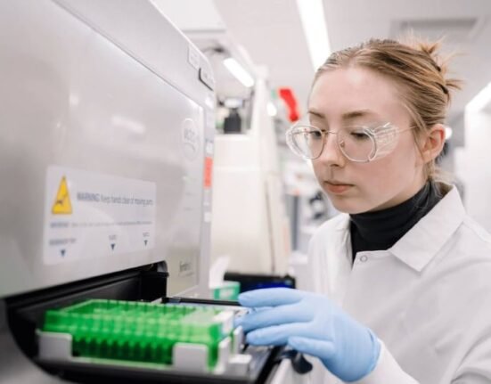 AstraZeneca Plc’s investigational drug to treat AL amyloidosis, a rare and serious disease affecting the heart and kidneys, failed to meet its main goal of helping people to live longer.