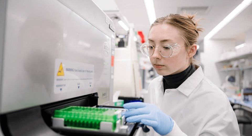 AstraZeneca Plc’s investigational drug to treat AL amyloidosis, a rare and serious disease affecting the heart and kidneys, failed to meet its main goal of helping people to live longer.
