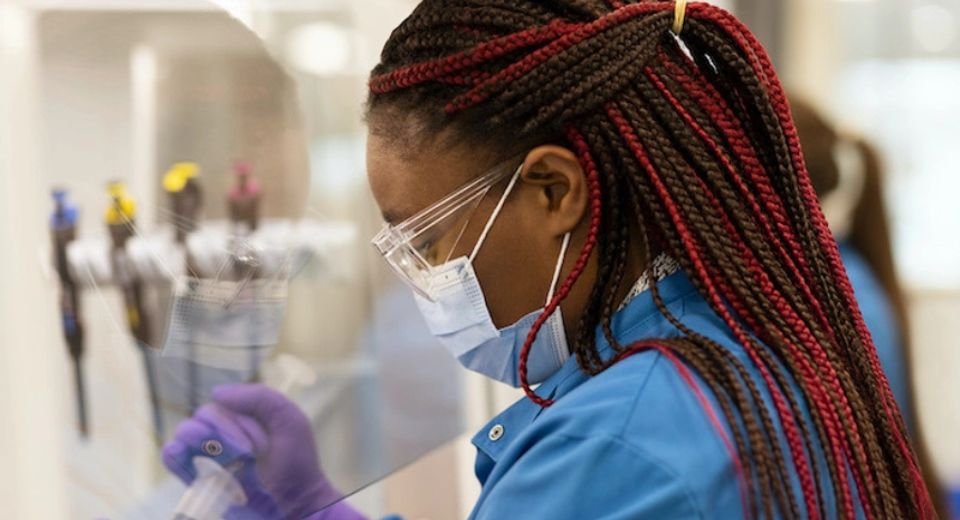 Britain’s GSK Plc will pay Jiangsu Hengrui Pharmaceuticals $500 million upfront to acquire global licensing rights for the Chinese company’s 12 potential medicines.
