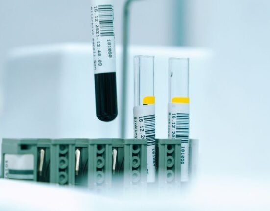 Six small ribonucleic acid (RNA) molecules in the blood may be able to predict short-term survival with an 86% accuracy, a study finds.