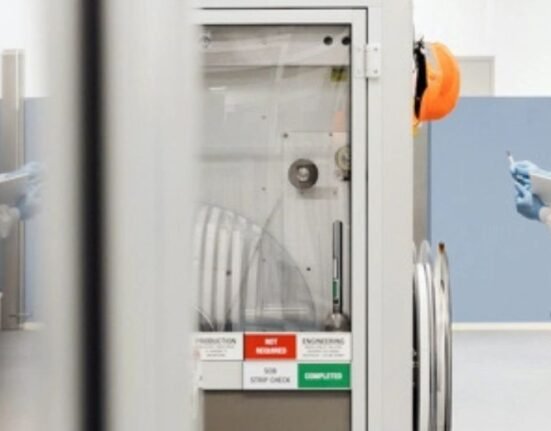 British pharmaceutical company GSK Plc said a new experimental cancer drug helped patients with a difficult-to-treat type of lung cancer live longer than those who received an existing treatment, according to a company statement.